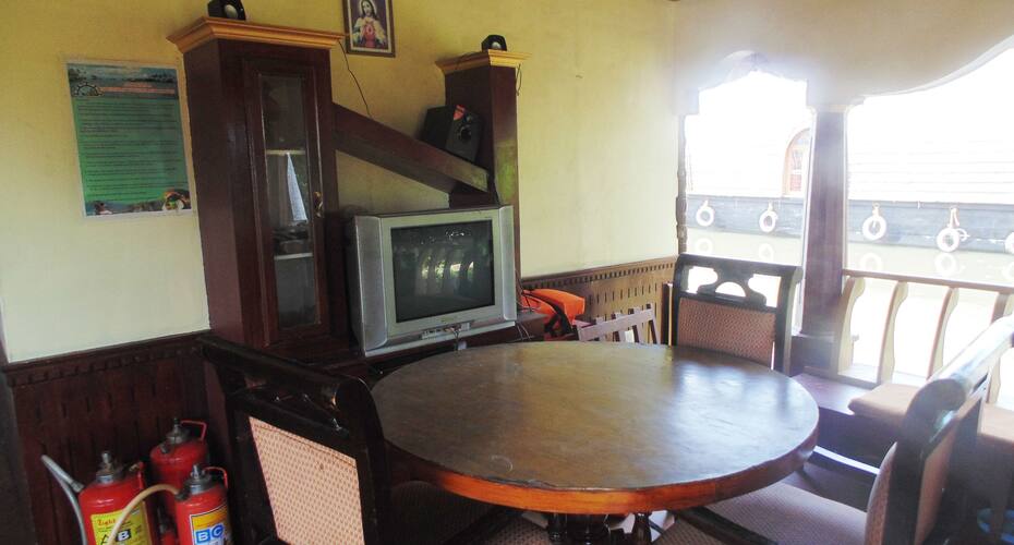 Cheravally Deluxe Houseboat, Alleppey 4